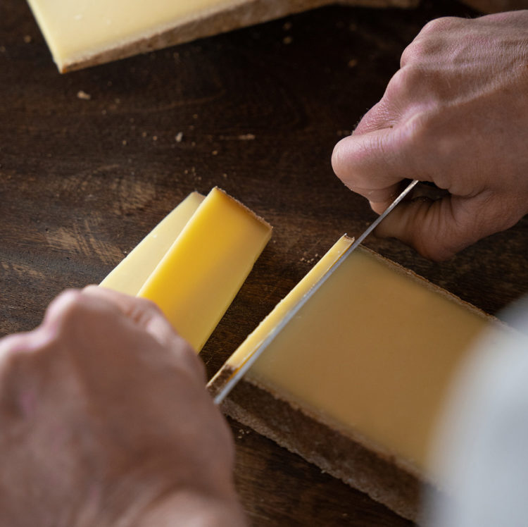 Personne qui coupe le fromage