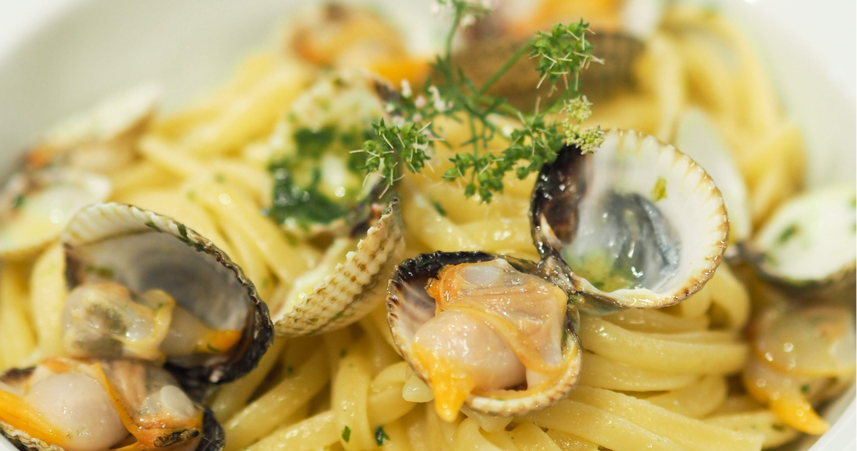 Linguini aux coques et Beurre Bordier à l’Ail des Ours et Poivre de Kampot