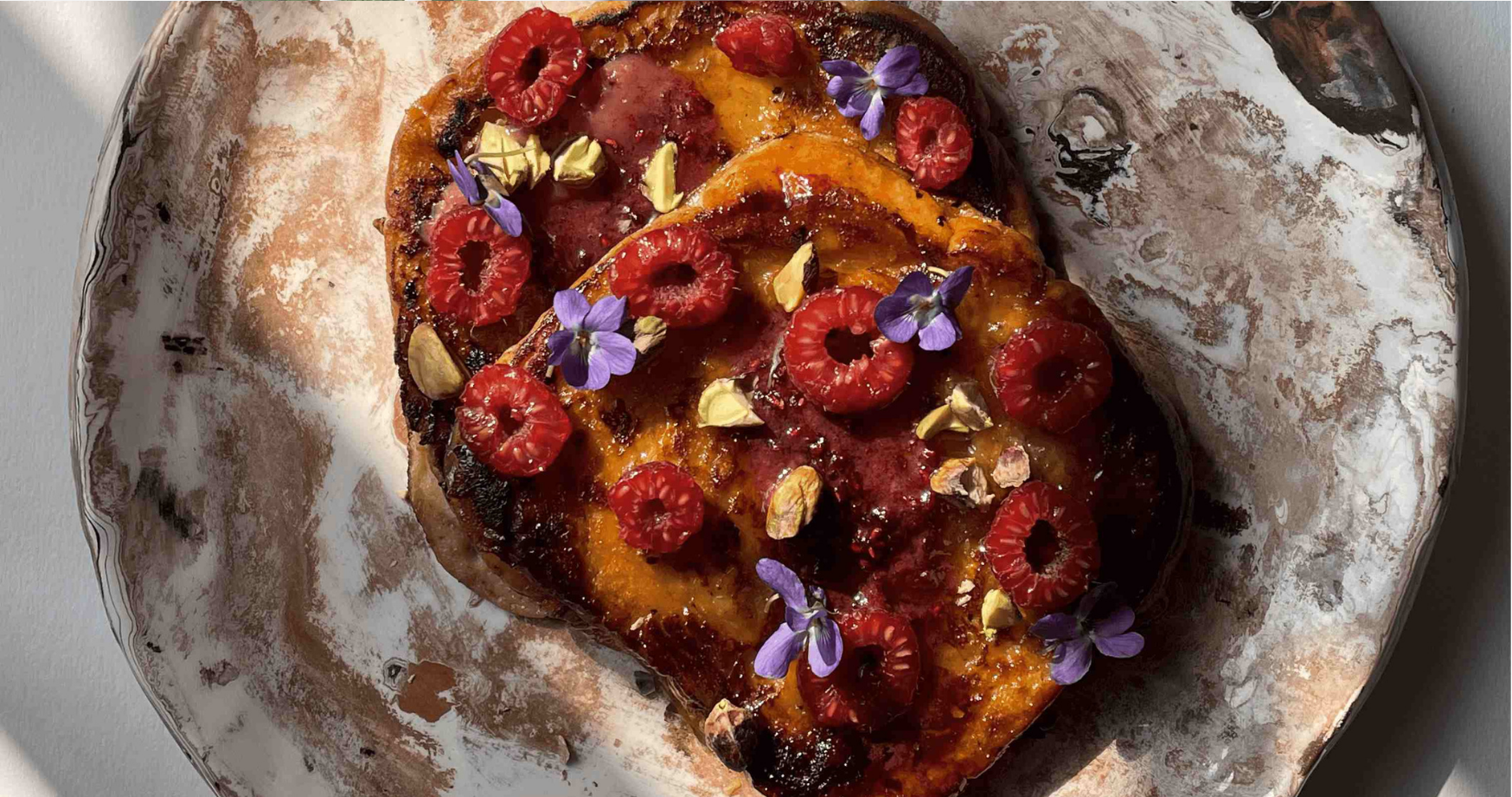 Brioche perdue au Beurre Bordier à la Framboise, framboises fraîches et pistaches grillées