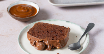 Cake chocolat/Beurre Bordier à la Truffe Noire du Périgord/noisette, glaçage chocolat et noisettes torréfiées