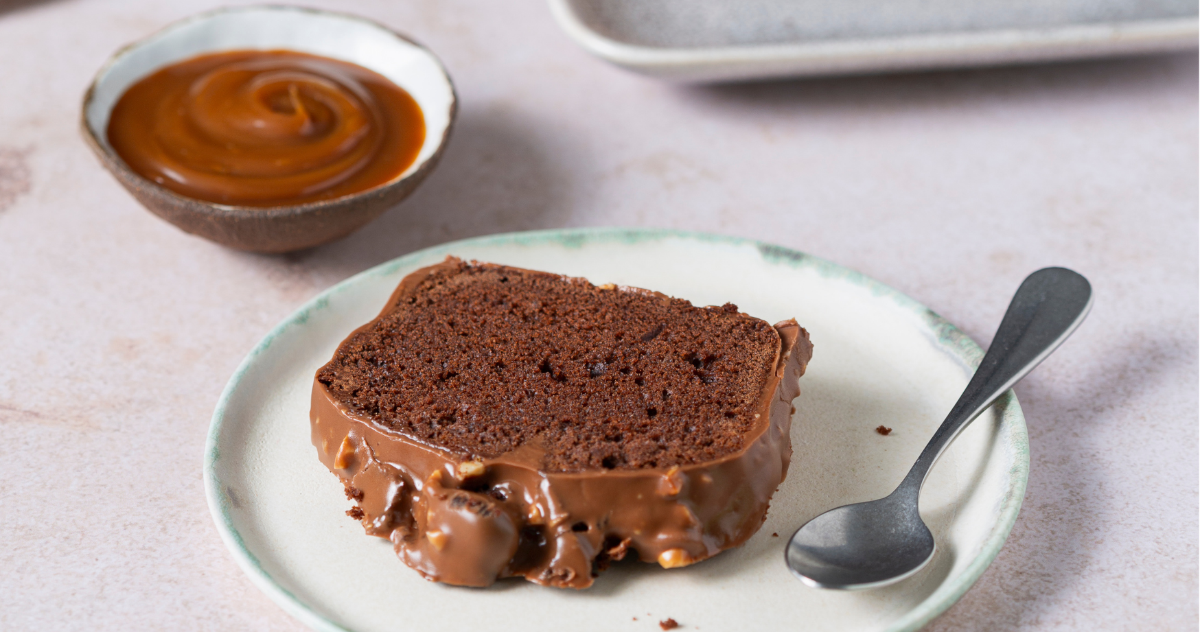 Cake chocolat/Beurre Bordier à la Truffe Noire du Périgord/noisette, glaçage chocolat et noisettes torréfiées