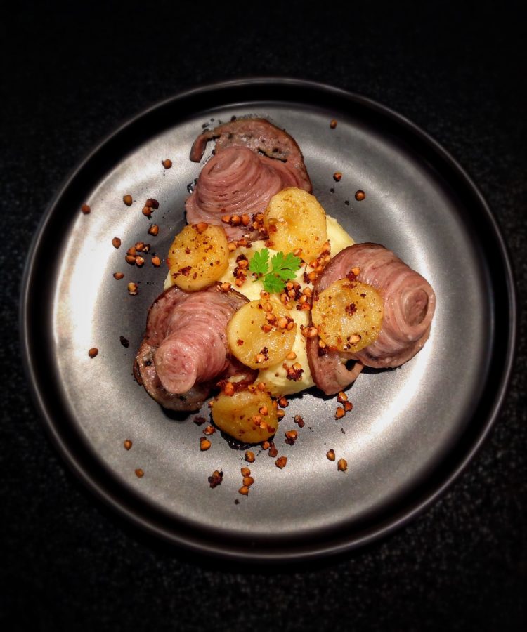 Andouille, pommes rôties et écrasé de pommes de terre au Beurre Bordier à l’Oignon de Roscoff