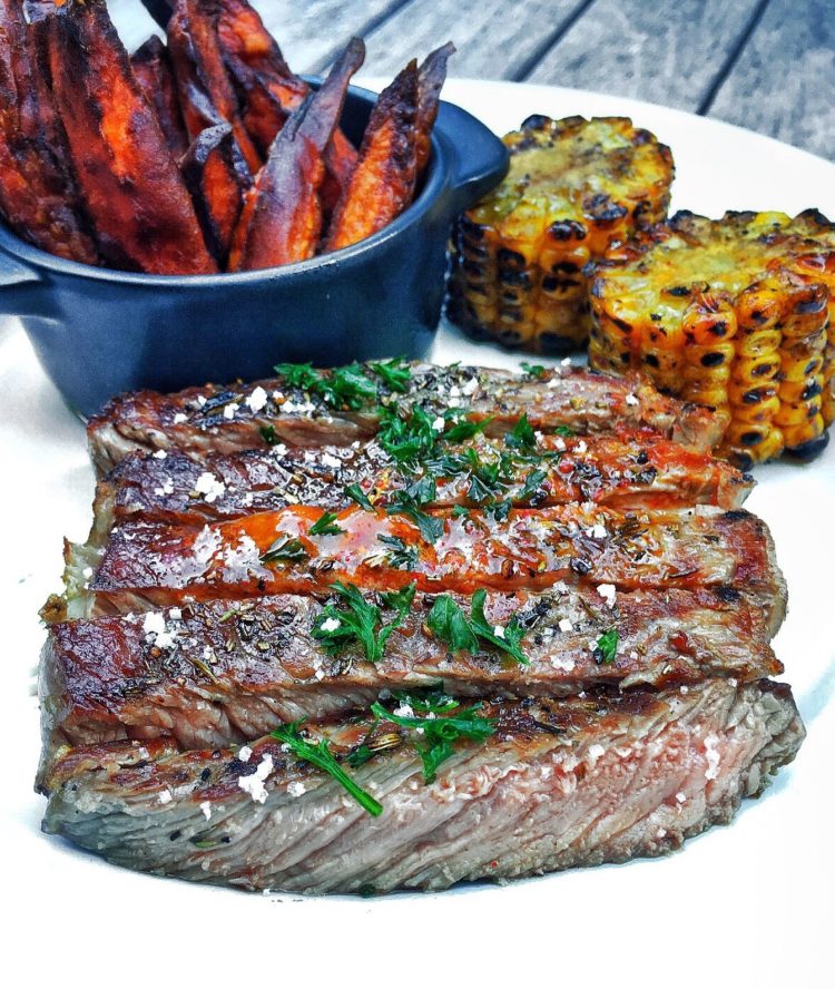 Pièce de bœuf, frites de patates douces et épis de maïs au Beurre Bordier au Piment d’Espelette