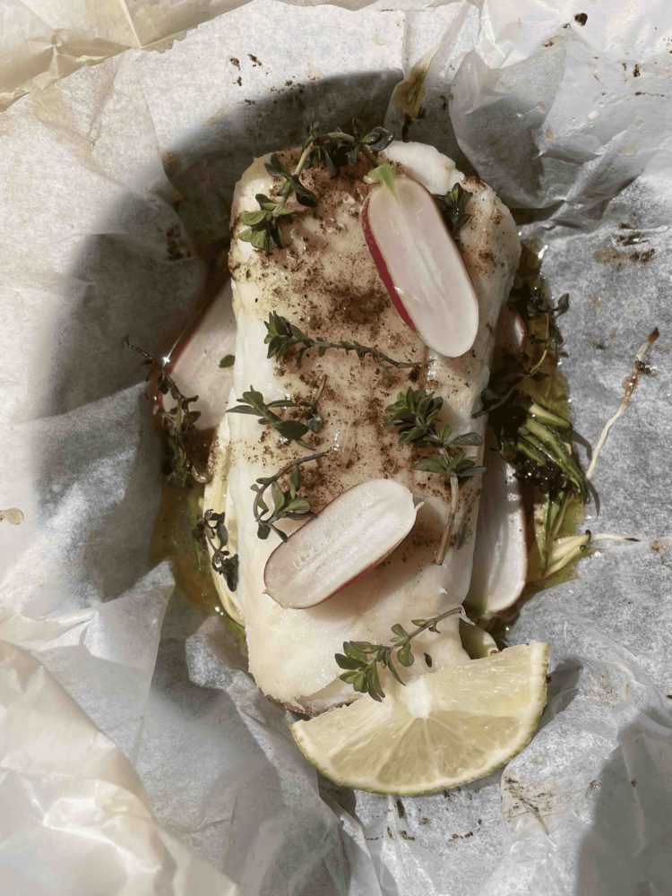 Cabillaud en papillote au Beurre Bordier à la Vanille de Madagascar, radis, spaghetti de courge et thym frais