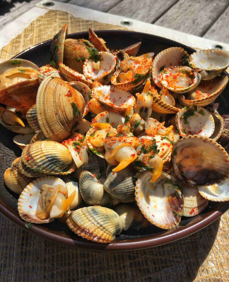 Coquillages en marinière basque au Beurre Bordier au Piment d’Espelette