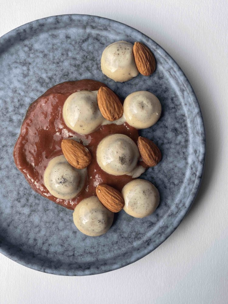 Ganache de chocolat blanc et Beurre Bordier à la Vanille de Madagascar, rhubarbe et amandes grillées