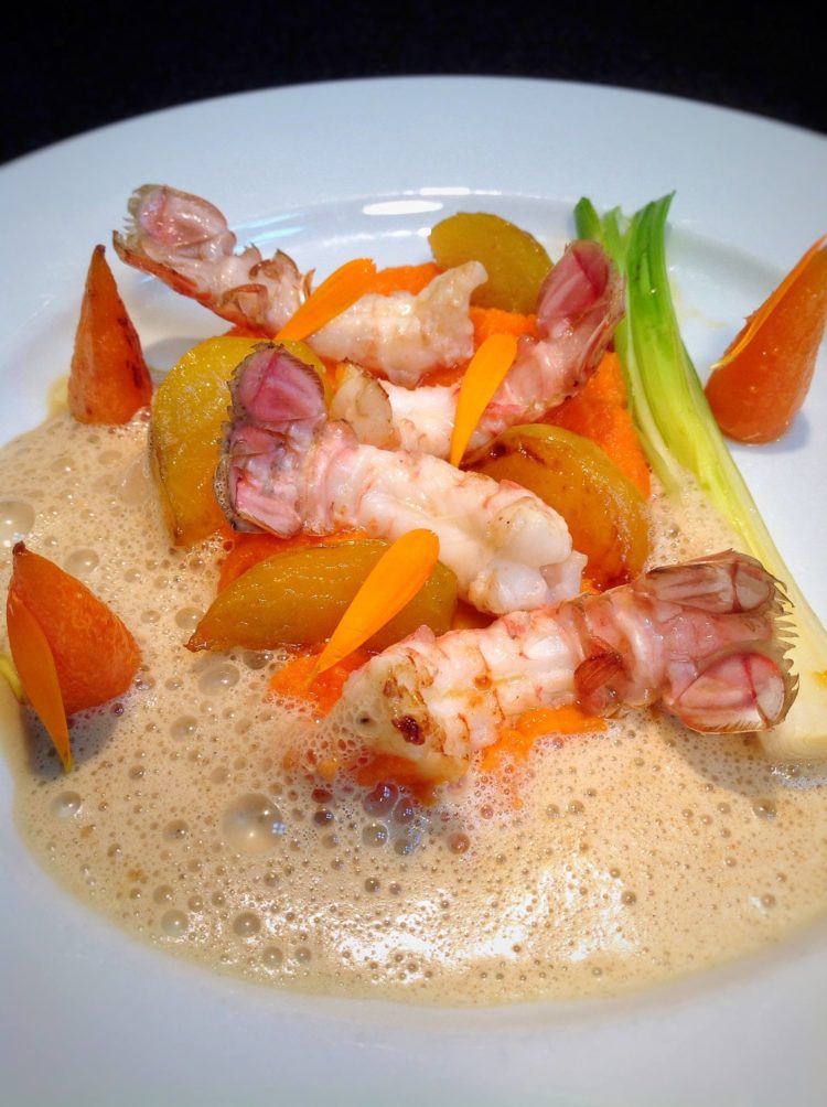 Langoustines meunières, explosion carottes au Beurre Bordier à l’Huile d’Olive Citronnée, légumes glacés et écume de bisque