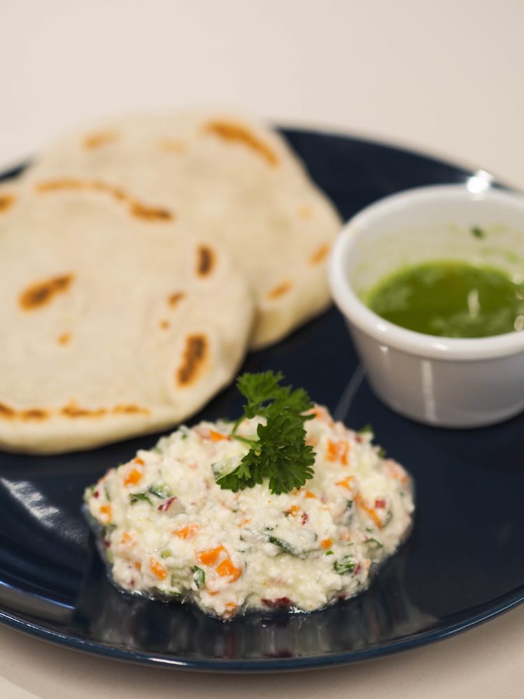 Naan au Beurre Bordier à l’Ail des Ours et Poivre de Kampot, raïta aux légumes croquants