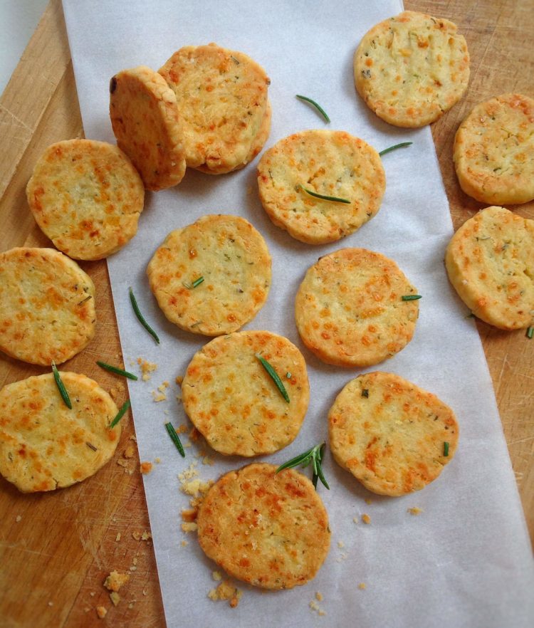 Sablés apéritifs au Beurre Bordier à l’Oignon de Roscoff, comté et romarin