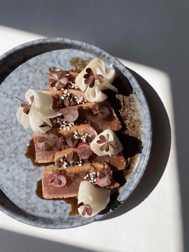 Tataki de thon, sauce au Beurre Bordier à la Framboise, radis et sésame