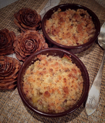 Crumble poire-tonka et Beurre Bordier au Chocolat et Éclats de fèves de cacao du Ghana