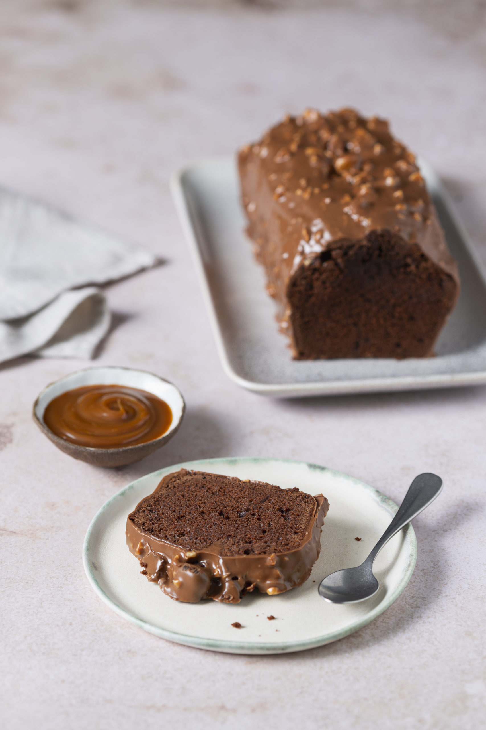 Cake chocolat/Beurre Bordier à la Truffe Noire du Périgord/noisette, glaçage chocolat et noisettes torréfiées
