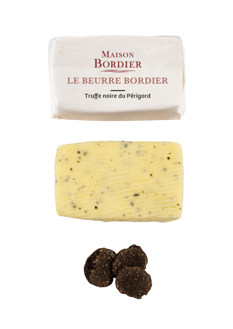 Beurre Bordier à la Truffe Noire du Périgord 3,4 % présenté en motte artisanale.